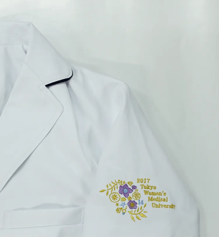 2017 Tokyo Women’s Medical University の刺繍（白衣・スクラブへの着用イメージ）