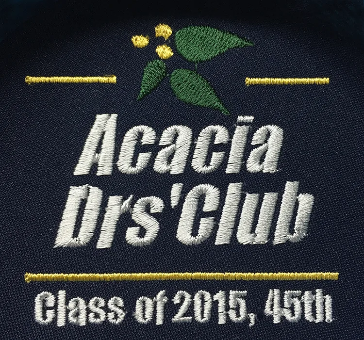 Acacia Dr’s Club のオリジナルロゴ・研修医。医療スクラブ・白衣に施した刺繍の実績