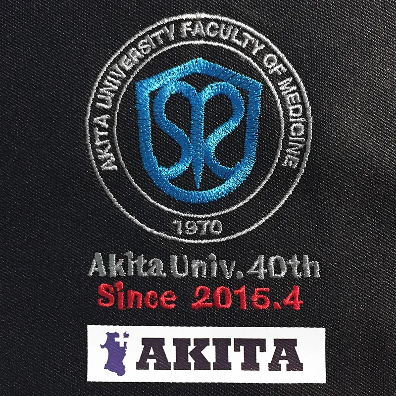 Akita Univ.40th のオリジナルロゴ・校章。医療スクラブ・白衣に施した刺繍の実績