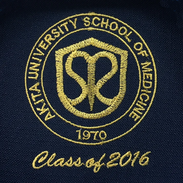 AKITA UNIVERSITY SCHOOL OF MEDICINE Class of 2016 の刺繍（白衣・スクラブへの着用イメージ）