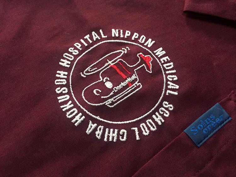 CHIBA HOKUSOH HOSPITAL Team Dental の刺繍（白衣・スクラブへの着用イメージ）