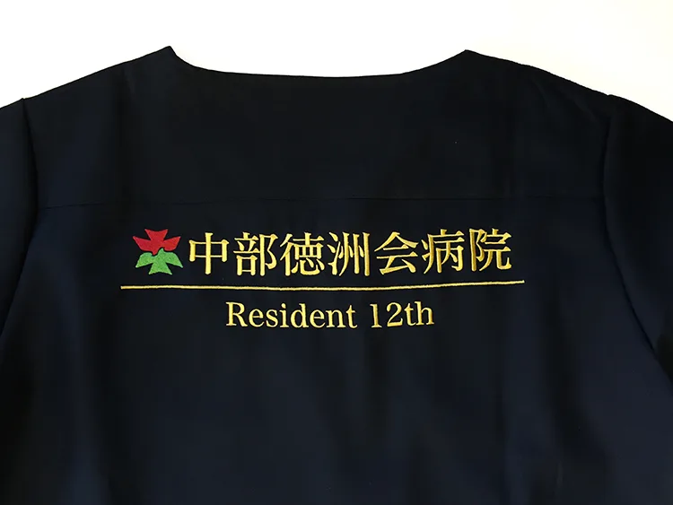 Resident 12th の刺繍（白衣・スクラブへの着用イメージ）