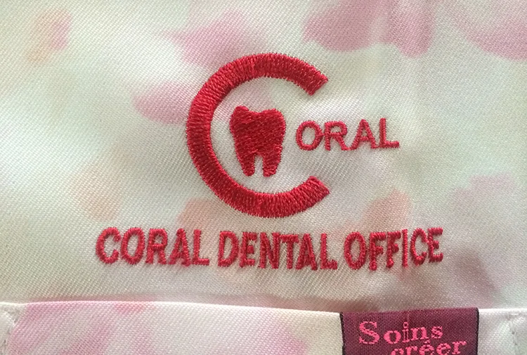 CORAL DENTAL OFFICE のオリジナルロゴ・歯科。医療スクラブ・白衣に施した刺繍の実績