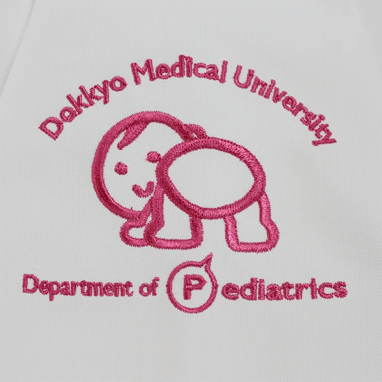 Dokkyo Merdical University Department of Pediatrics のキャラクター・人物。医療スクラブ・白衣に施した刺繍の実績
