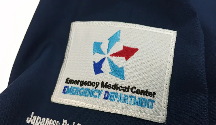 Emergency Medical Center の刺繍（白衣・スクラブへの着用イメージ）