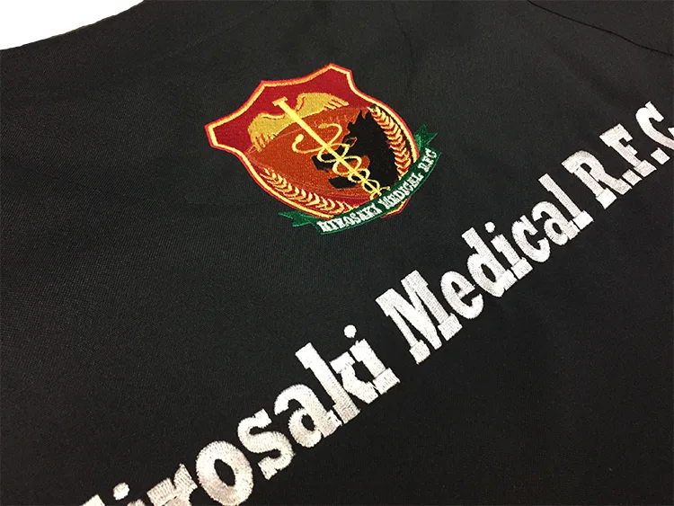 HIROSAKI MEDICAL R.F.C の刺繍（白衣・スクラブへの着用イメージ）