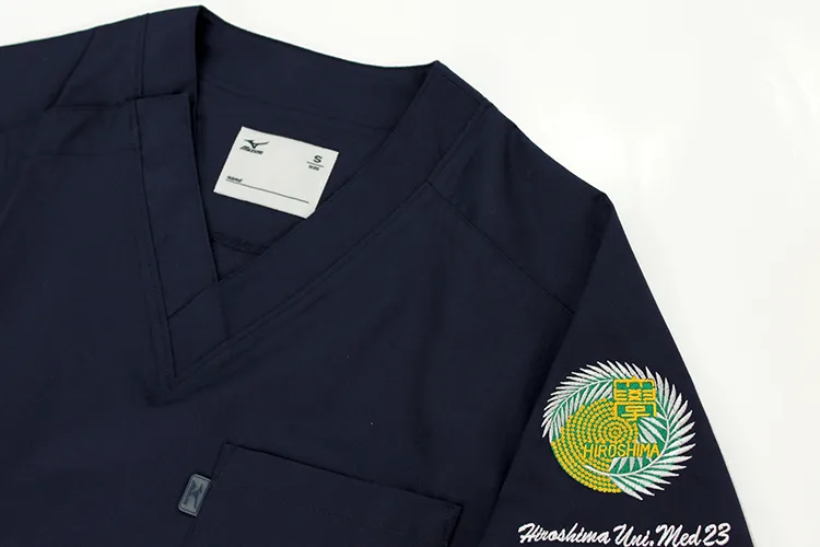 Hiroshima Univ. Med 23 の刺繍（白衣・スクラブへの着用イメージ）