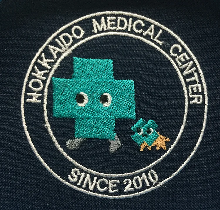 HOKKAIDO MEDICAL CENTER のキャラクター・研修医。医療スクラブ・白衣に施した刺繍の実績
