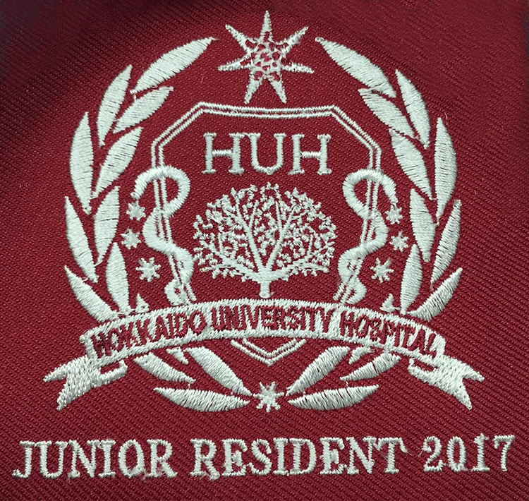 HOKKAIDO UNIVERSITY HOSPITAL JUNIOR RESIDENT 2017 のエンブレム・月桂樹。医療スクラブ・白衣に施した刺繍の実績
