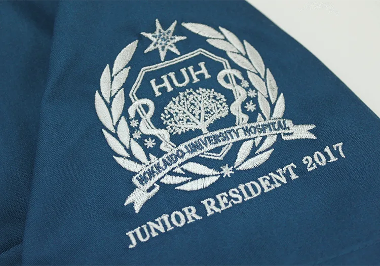 HOKKAIDO UNIVERSITY HOSPITAL JUNIOR RESIDENT 2017 の刺繍（白衣・スクラブへの着用イメージ）