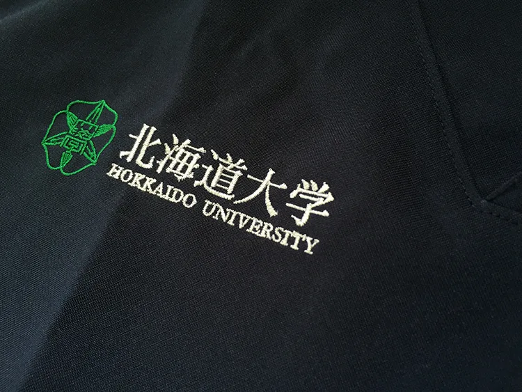 HOKKAIDO UNIVERSITY の刺繍（ディテール）