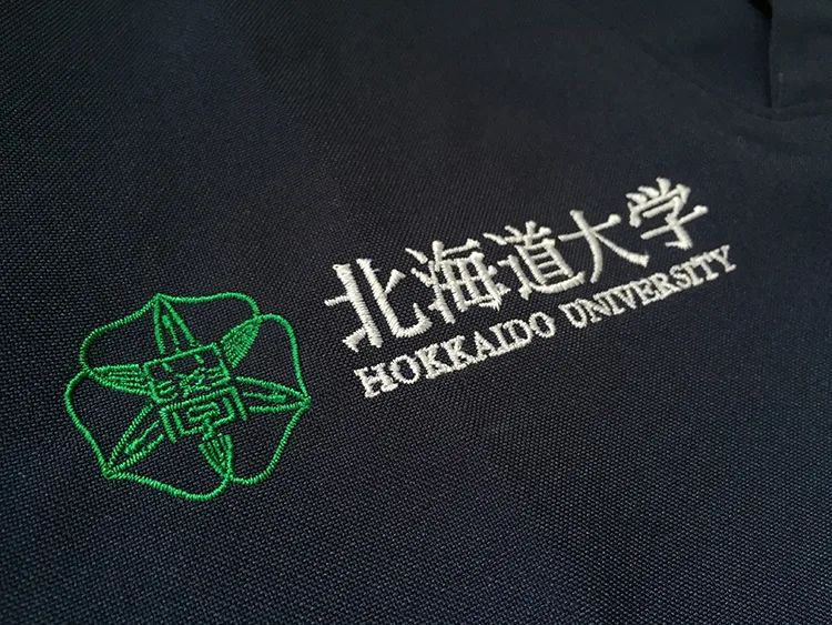HOKKAIDO UNIVERSITY の刺繍（白衣・スクラブへの着用イメージ）