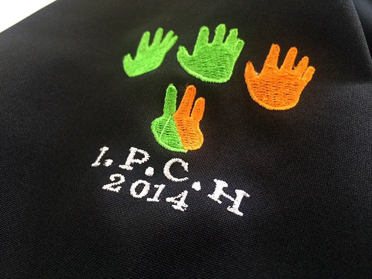 I.P.C.H.2014 の刺繍（白衣・スクラブへの着用イメージ）