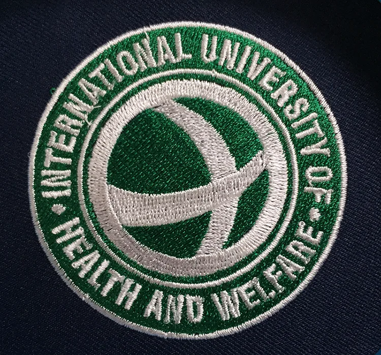 INTERNATIONAL UNIVERSITY OF HEALTH AND WELFARE のオリジナルロゴ。医療スクラブ・白衣に施した刺繍の実績