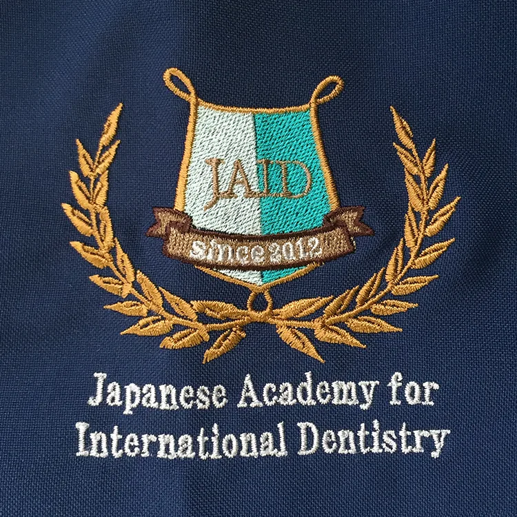 JAID のエンブレム・月桂樹。医療スクラブ・白衣に施した刺繍の実績