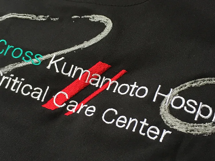 Japanese Red Cross Kumamoto Hospital Trauma & Critical Care Center の刺繍（白衣・スクラブへの着用イメージ）