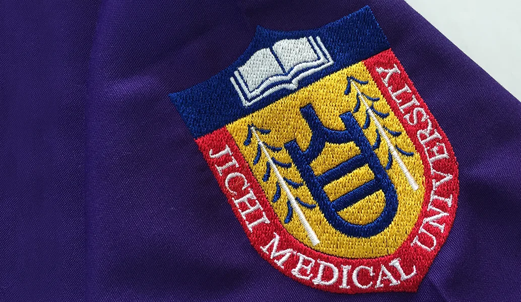 JICHI MEDICAL UNIVERSITY の刺繍（白衣・スクラブへの着用イメージ）