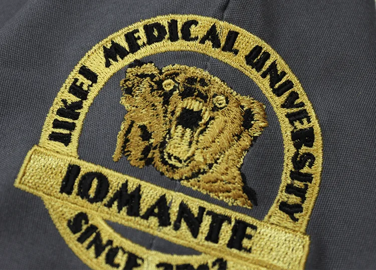 JIKEI MEDICAL UNIVERSITY IOMANTE の刺繍（ディテール）