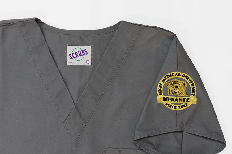 JIKEI MEDICAL UNIVERSITY IOMANTE の刺繍（白衣・スクラブへの着用イメージ）