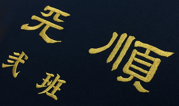 2nd Team の刺繍（白衣・スクラブへの着用イメージ）
