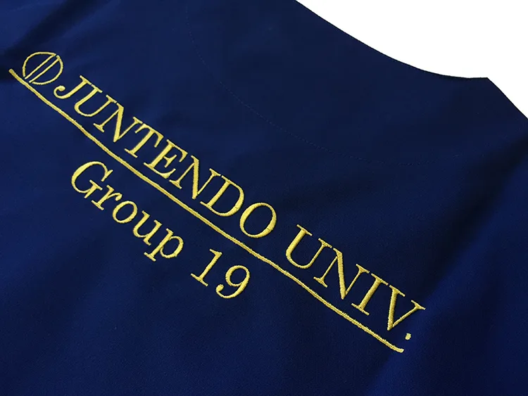 JUNTENDO UNIV. Group 19 の刺繍（白衣・スクラブへの着用イメージ）