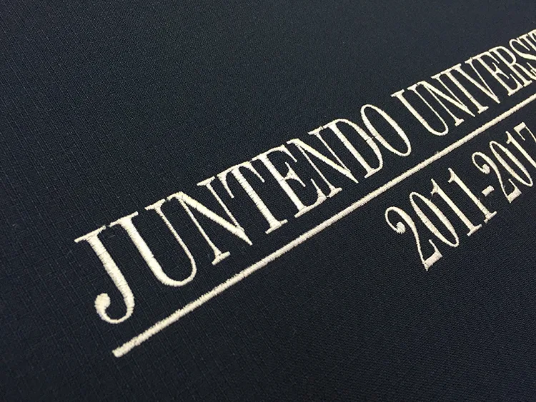 JUNTENDO UNIVERSITY 2011-2017 の刺繍（ディテール）