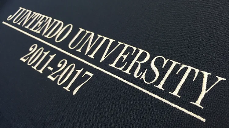 JUNTENDO UNIVERSITY 2011-2017 の刺繍（白衣・スクラブへの着用イメージ）