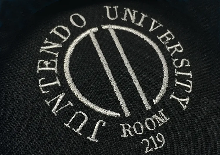 JUNTENDO UNIVERSITY ROOM 219 の刺繍（ディテール）