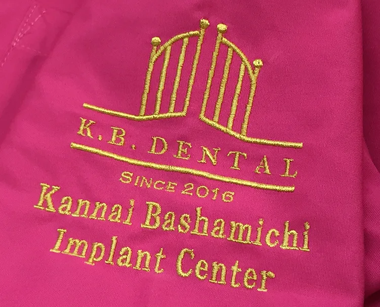 K.B.DENTAL の刺繍（白衣・スクラブへの着用イメージ）