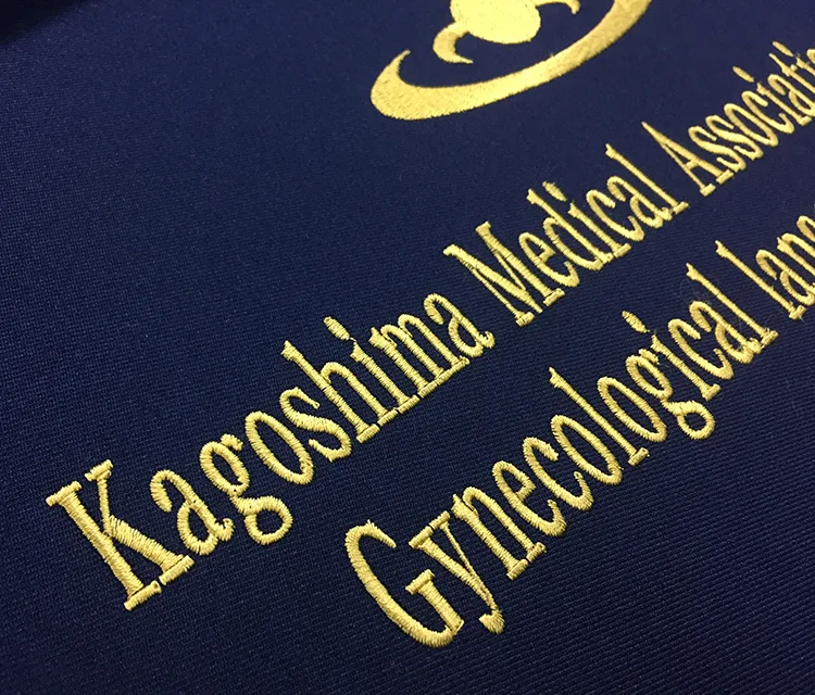 Kagoshima Medical Association Hospital Gynecological の刺繍（白衣・スクラブへの着用イメージ）
