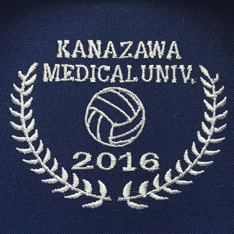 KANAZAWA MEDICAL UNIV. 2016 のオリジナルロゴ・月桂樹。医療スクラブ・白衣に施した刺繍の実績