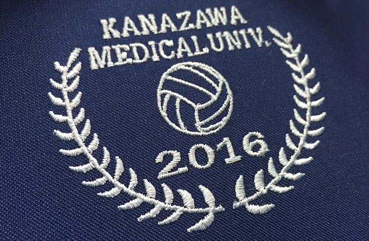 KANAZAWA MEDICAL UNIV. 2016 の刺繍（ディテール）