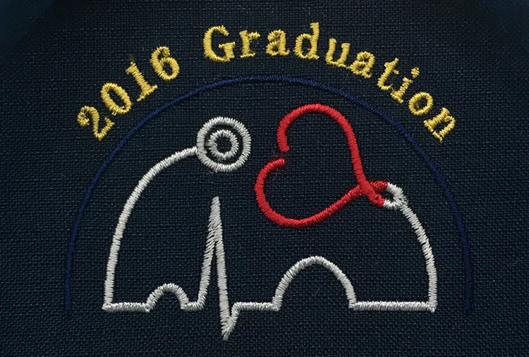 Kanazawa Medical University 2016 Graduation のオリジナルロゴ・ハート。医療スクラブ・白衣に施した刺繍の実績