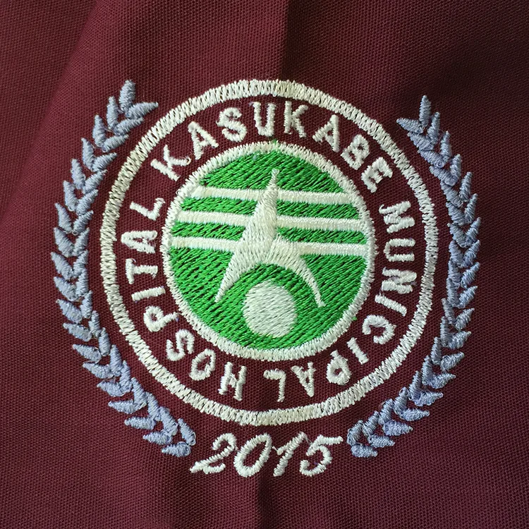 KASUKABE MUNICIPAL HOSPITAL 2015 のエンブレム・月桂樹。医療スクラブ・白衣に施した刺繍の実績