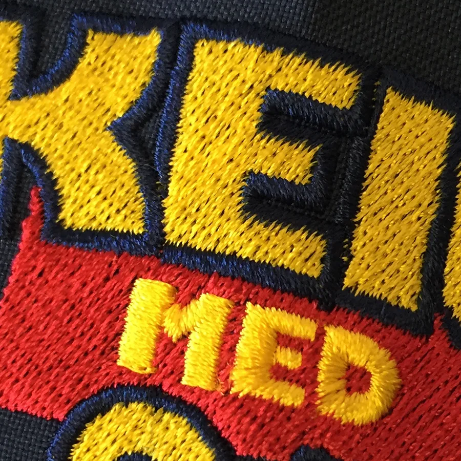 KEIO MED 95 の刺繍（白衣・スクラブへの着用イメージ）