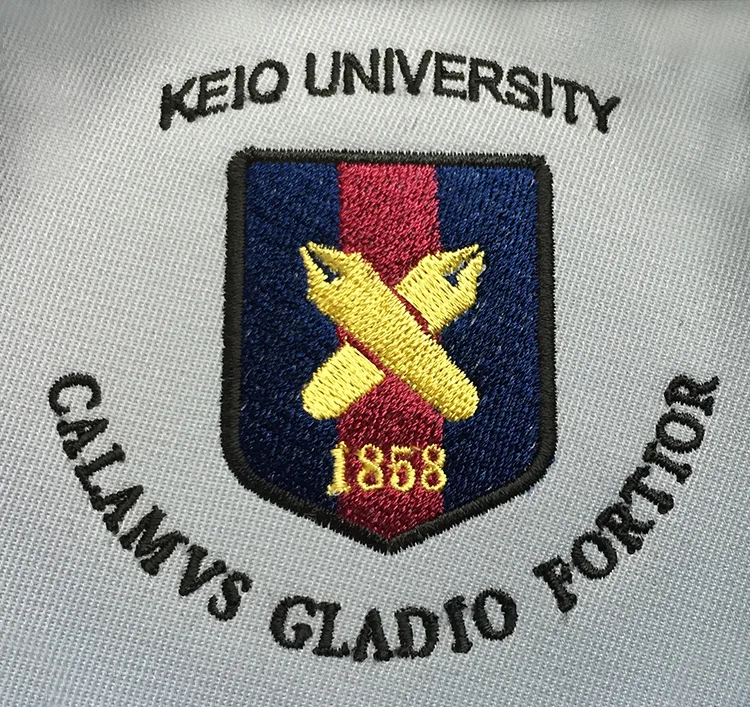 KEIO UNIVERSITY CALAMVS GLADIO FORTIOR 1858 のエンブレム・校章。医療スクラブ・白衣に施した刺繍の実績