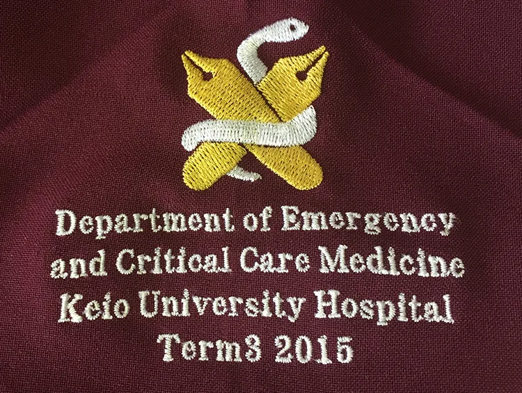 Keio University Hospital Team3 2015 の刺繍（白衣・スクラブへの着用イメージ）