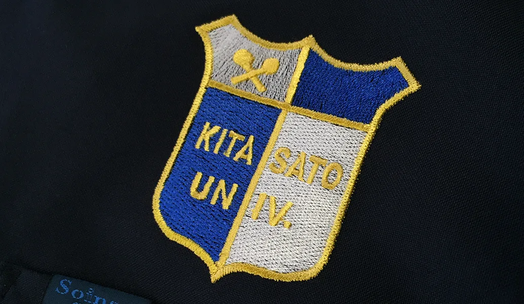 KITASATO UNIV. Kitasato Medical Volley Club の刺繍（白衣・スクラブへの着用イメージ）