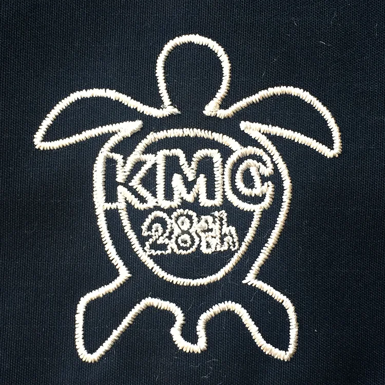KMC 28th のオリジナルロゴ・キャラクター。医療スクラブ・白衣に施した刺繍の実績