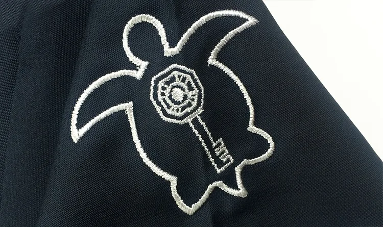KMC の刺繍（白衣・スクラブへの着用イメージ）