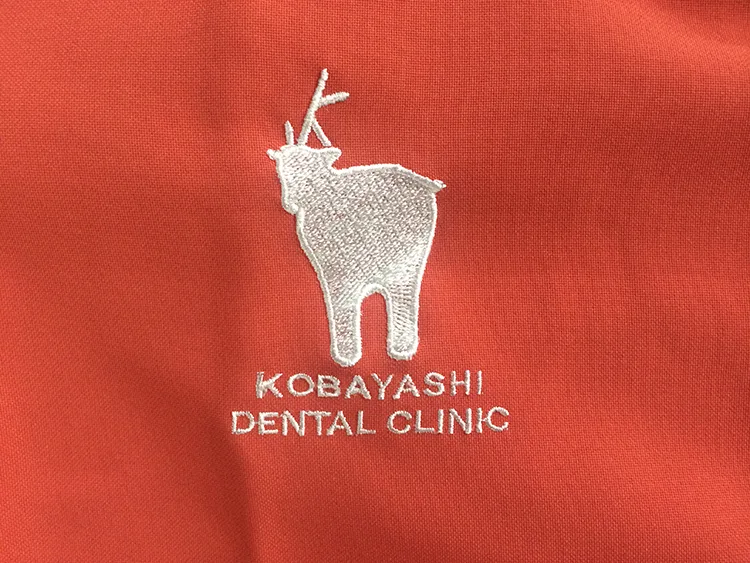 KOBAYASHI DENTAL CLINIC のオリジナルロゴ・歯科。医療スクラブ・白衣に施した刺繍の実績