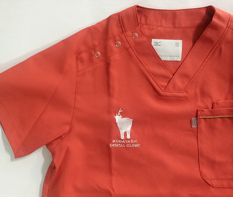 KOBAYASHI DENTAL CLINIC の刺繍（ディテール）