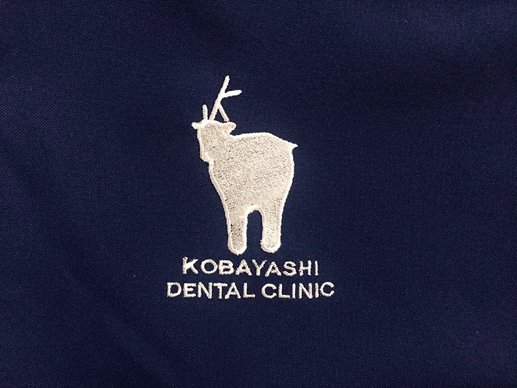 KOBAYASHI DENTAL CLINIC の刺繍（白衣・スクラブへの着用イメージ）