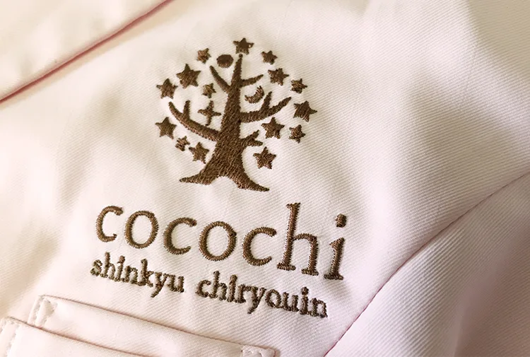 Acupuncture Clinic の刺繍（ディテール）