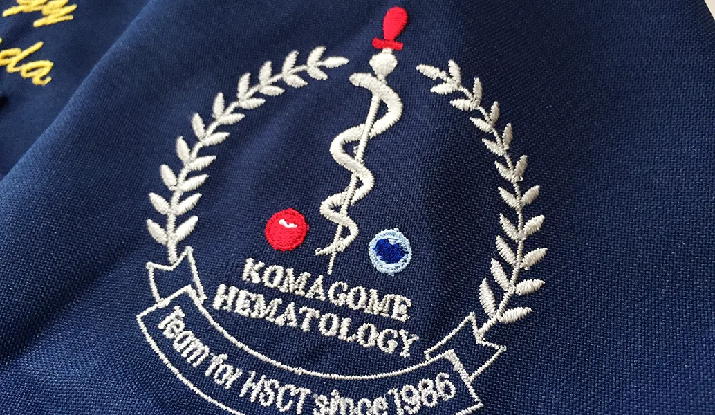 KOMAGOME HEMATOROGY の刺繍（白衣・スクラブへの着用イメージ）