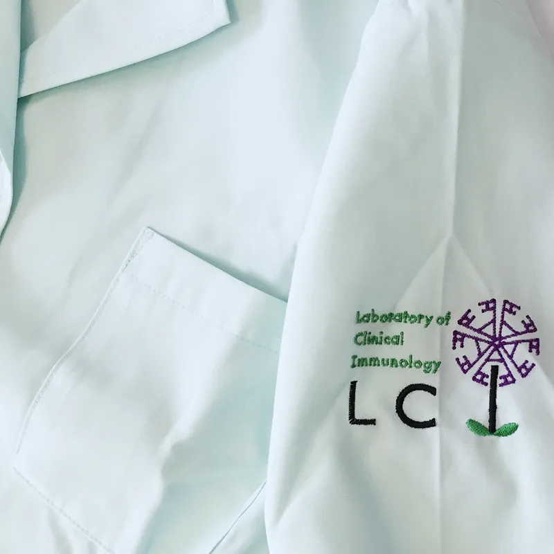 Laboratory of Clinical Immunology の刺繍（ディテール）
