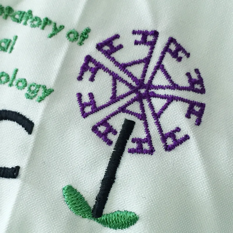 Laboratory of Clinical Immunology の刺繍（ディテール）