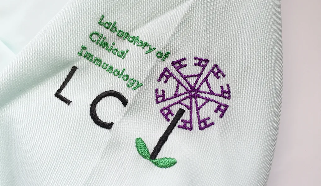 Laboratory of Clinical Immunology の刺繍（白衣・スクラブへの着用イメージ）