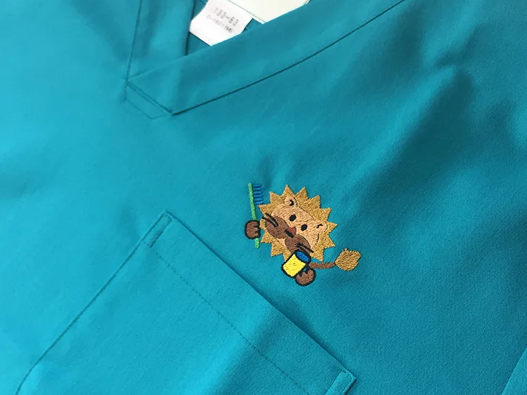 Lion Dental Clinic の刺繍（ディテール）