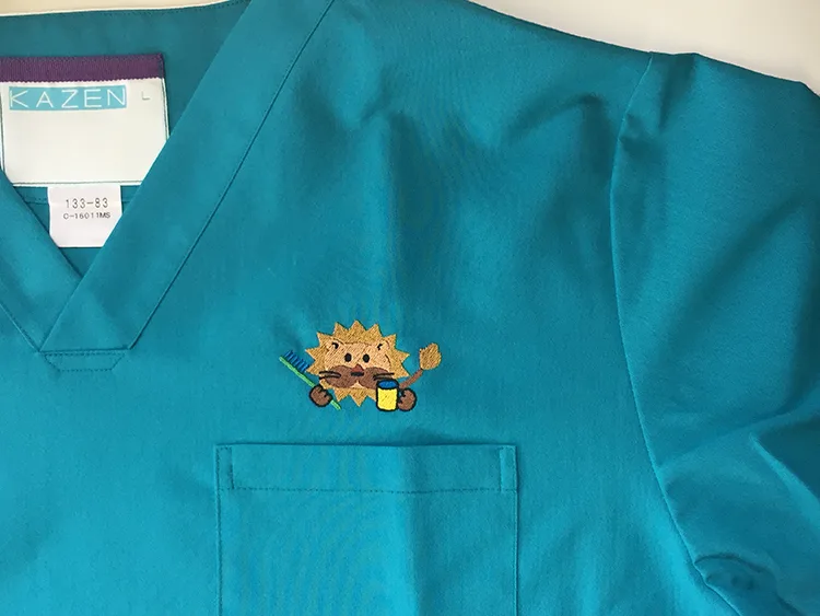 Lion Dental Clinic の刺繍（ディテール）